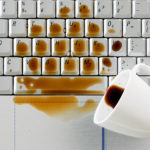 Derrubei café no teclado do notebook, e agora, o que fazer?