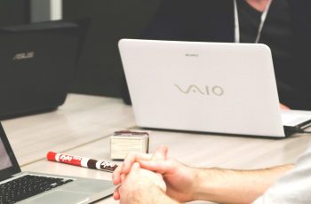 Notebook vaio em mesa de escritório