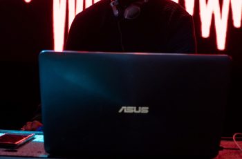 Homem mexendo no computador notebook asus