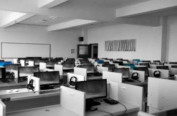 sala com diversos computadores desktop