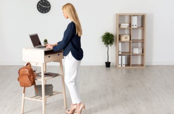 mulher loira utilizando stand up desk