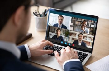 homem executivo em uma videoconferencia no notebook