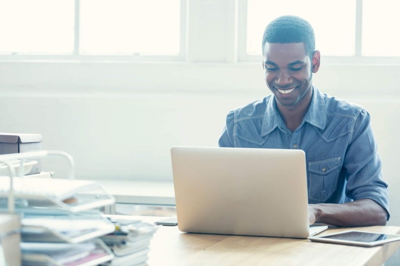 homem utilização notebook em que foi aplicado a pasta termica