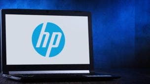 notebook com a logo da HP na tela