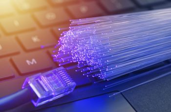 cabo de internet em cima do teclado de notebook