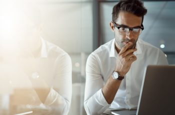 homem, jovem, utilizando um notebook em ambiente de trabalho