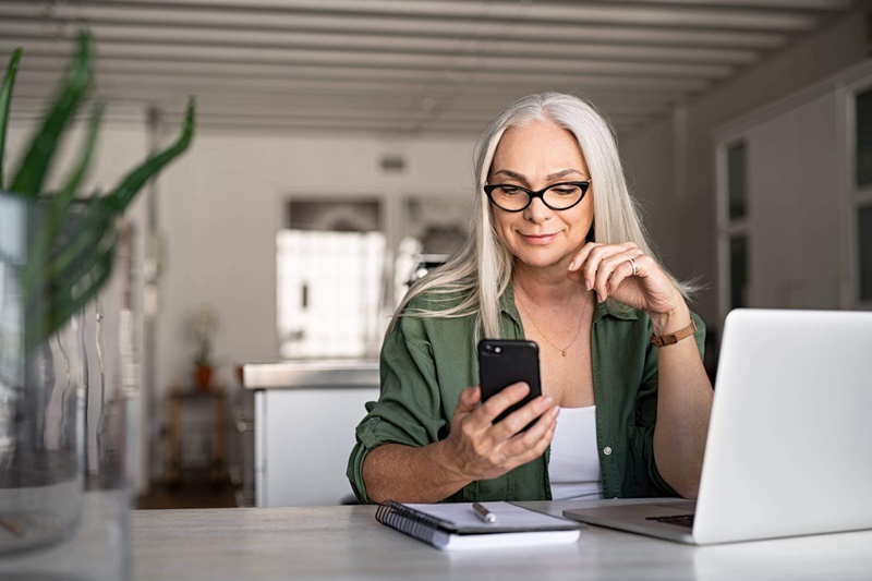 mulher roteando sinal de internet do smartphone