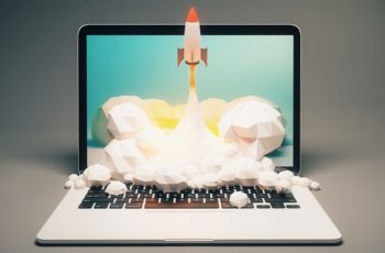 notebook com foguete na tela