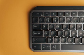 Teclado abnt logitech em fundo amarelo