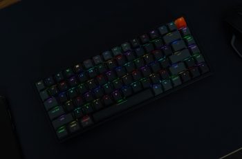 Teclado gamer óptico com backlight em fundo preto