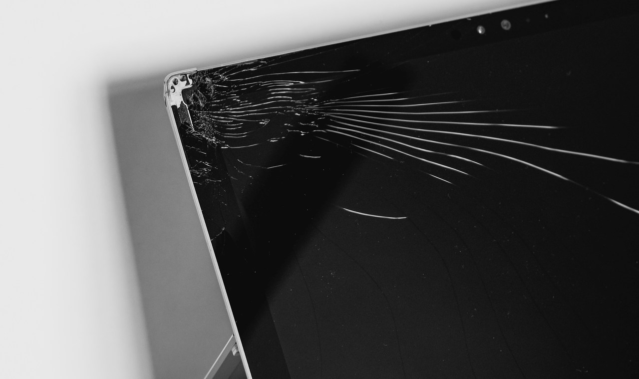 Tela de notebook estragada por parte trincada