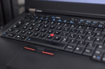teclado de notebook lenovo aberto
