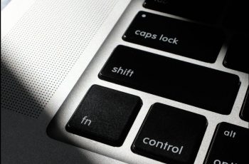 Teclado de notebook com sombras e destaque sobre a tecla fn
