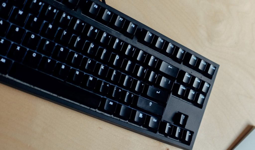 Teclado de computador sobre mesa