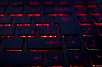 Tecla shift no notebook em um teclado com backlight vermelho