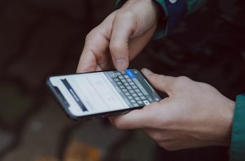 Pessoa digitando em um teclado de celular sem vibração