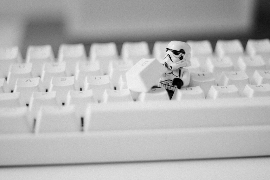 Bonequinho de Lego do Star Wars mostrando como tirar tecla do notebook