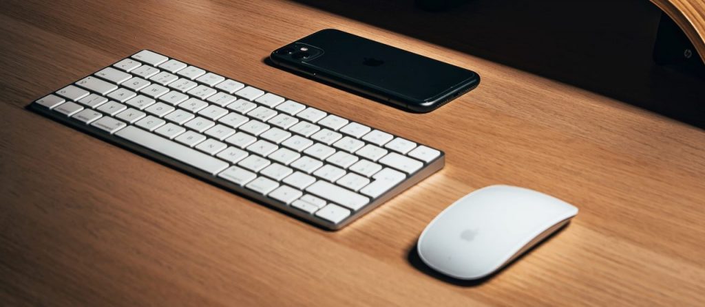 Kit mouse com teclado branco para mac sobre mesa de madeira