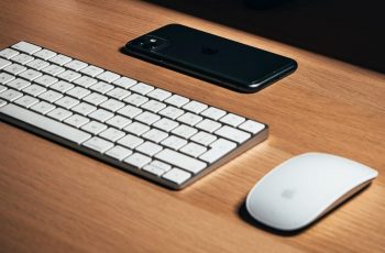 Kit mouse com teclado branco para mac sobre mesa de madeira