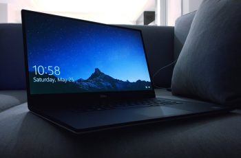 Notebook dell aberto com um plano de fundo de montanhas em sua tela