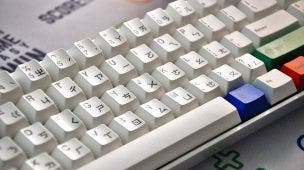 teclado branco gamer com algumas teclas coloridas