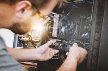 Homem fazendo manutenção em peça de computador