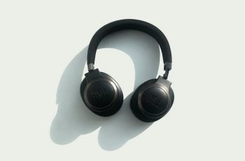 Headset sobre fundo branco