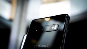 Parte de trás do celular samsung sobre desfoque