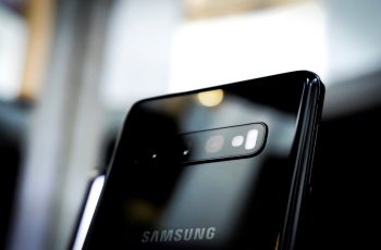 Parte de trás do celular samsung sobre desfoque