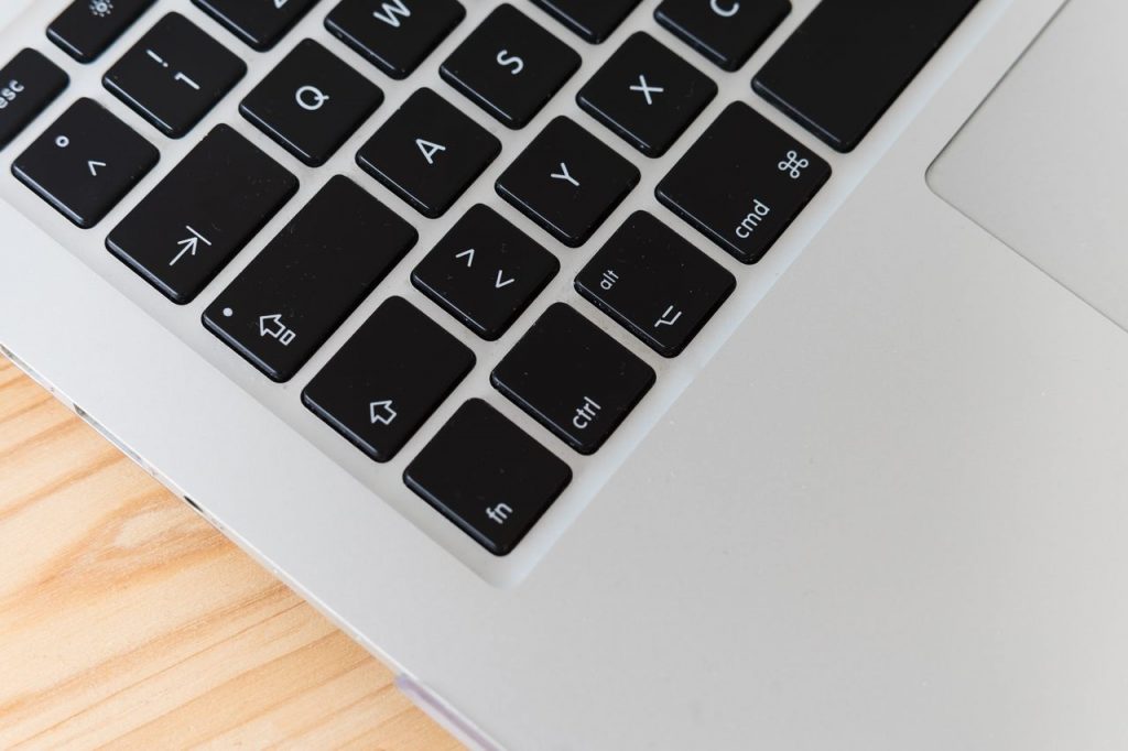 Foto do teclado do notebook com foco em qual é a tecla tab