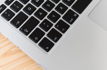 Foto do teclado do notebook com foco em qual é a tecla tab