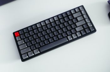 Teclado mecânico limpo sobre mesa branca