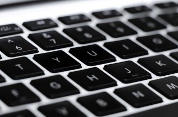 Teclado de notebook com teclas numéricas para fazer com raiz quadrada