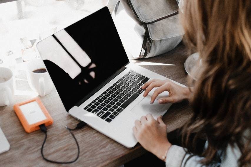 Mulher utilizando scroll de notebook