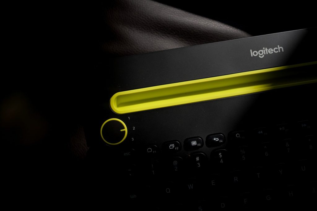 Teclado logitech k380 preto e amarelo