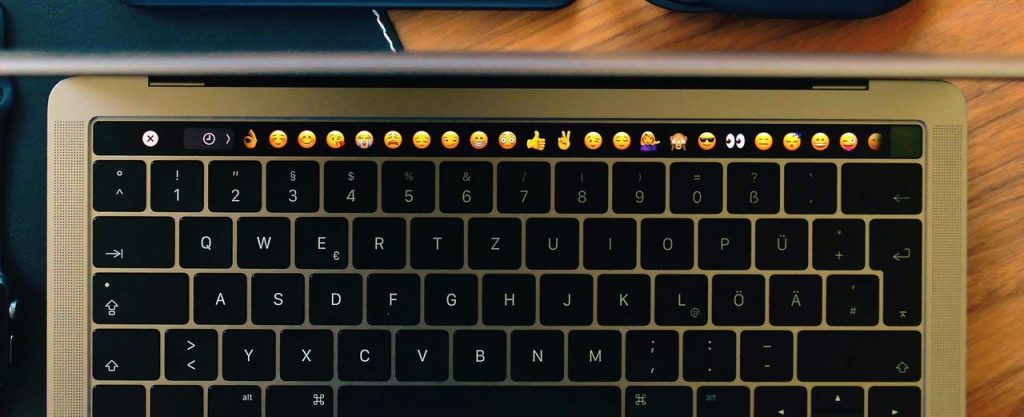 Notebook com carinhas no teclado