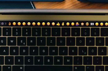 Notebook com carinhas no teclado