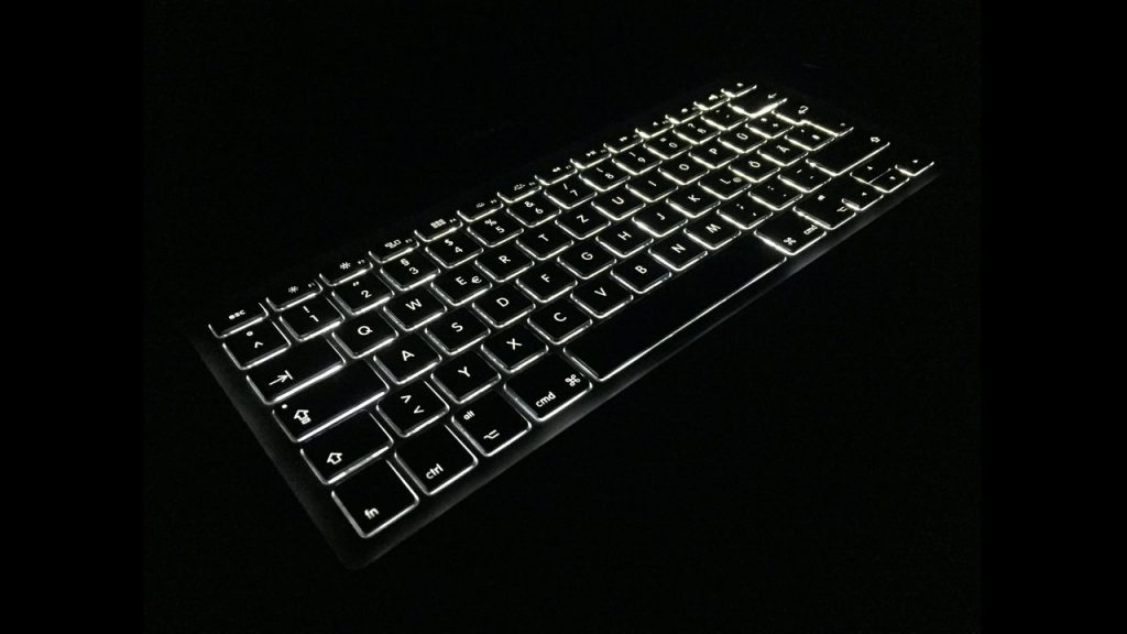 Teclado keyboard preto com backlight sobre fundo preto