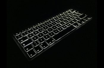 Teclado keyboard preto com backlight sobre fundo preto