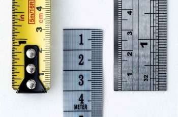 3 réguas de tamanhos diferentes com marcações de centímetros e polegadas