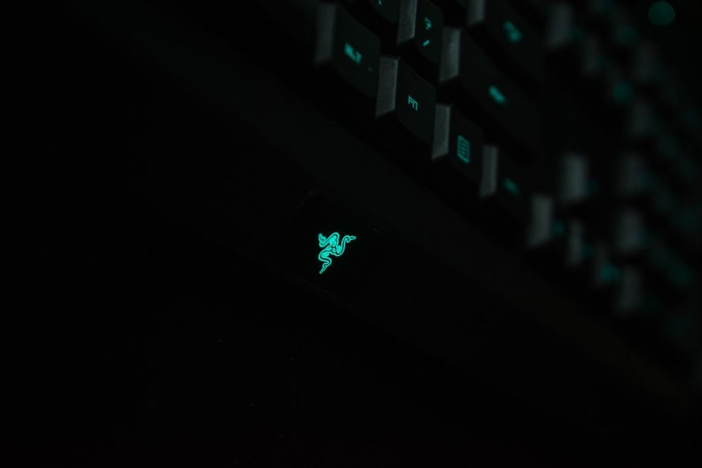 teclado mecânico razer verde com logo brilhante