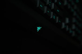 teclado mecânico razer verde com logo brilhante