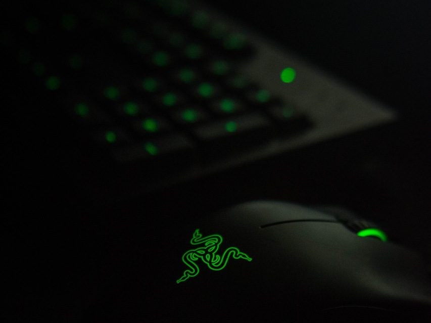 Teclado gamer razer no fundo desfocado com mouse razer verde