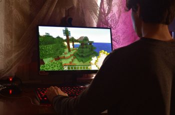 pessoa jogando em monitor gamer