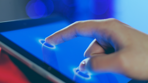 Mão teclando uma tela azul touchscreen