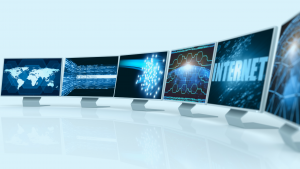 Várias telas de pc, uma do lado da outra