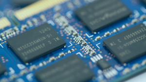 Memória RAM bem de perto na cor azul