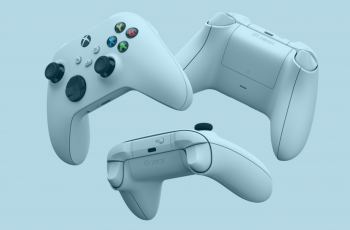 3 controles de Xbox Series S brancos flutuando.