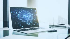 Notebook sobre uma mesa, com a imagem de um cérebro na sua tela representando sua memória interna.