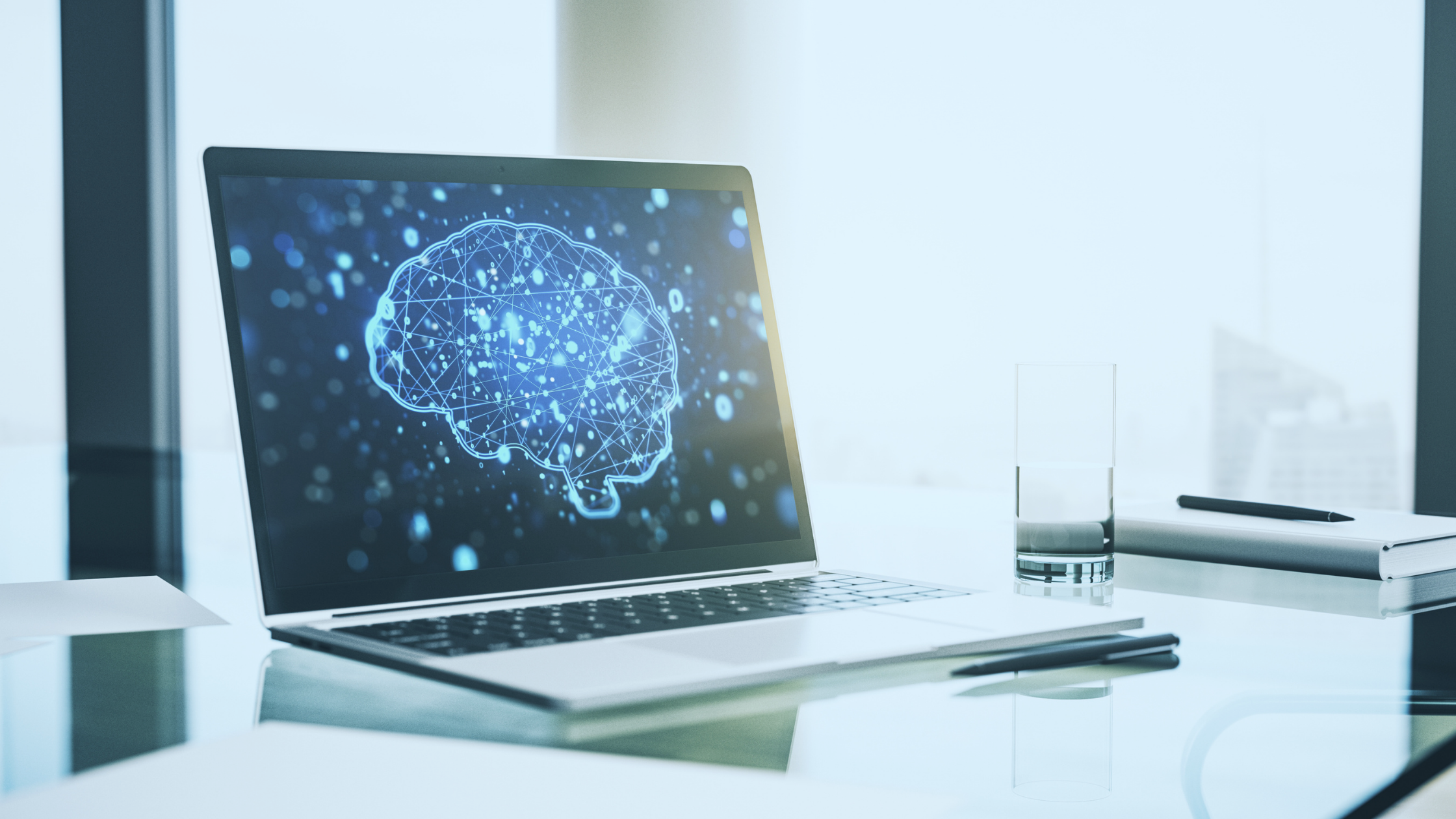 Notebook sobre uma mesa, com a imagem de um cérebro na sua tela representando sua memória interna.